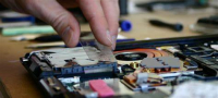 ¿Qué precauciones de seguridad debería tener para reparar un ordenador portátil?